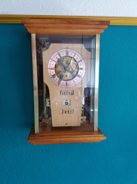 Uelis Kalenderuhr (Pendeluhr, Pendule, Stand­uhr & Wand­uhr)